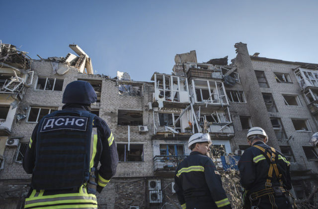 Ruské bombardovanie v Chersonskej a Doneckej oblasti zabilo dvoch ukrajinských civilistov