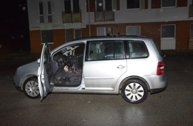 V zaparkovanom aute v Senici našla polícia dvoch zdrogovaných Čechov v bezvedomí (foto)