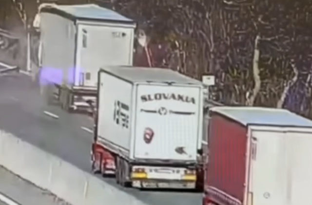 Kamionista pred nárazom do cestárov na diaľnici D1 vôbec nereagoval na smerovú šípku, nehodu neprežil (video)