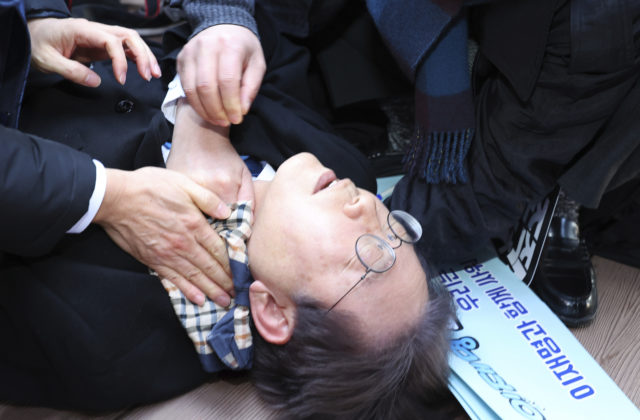 Lídra juhokórejskej opozície sa pokúsili zabiť, neznámy páchateľ ho bodol do krku
