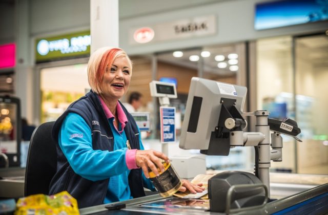 Tesco investuje 22 miliónov eur: Kolegom a kolegyniam zvyšuje platy a prispeje na dôchodok