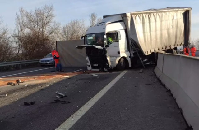 Prevrátený kamión zablokoval diaľnicu D1, po defekte prerazil zvodidlá (video)