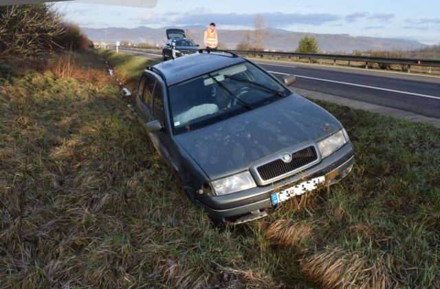 Mladý vodič havaroval na považskej časti diaľnice D1, nafúkal takmer dve promile (foto)