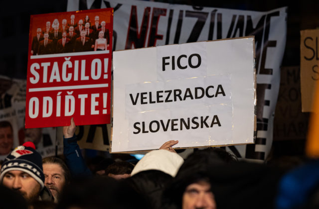 Bratislavčania nemusia nikoho povzbudzovať, odkazuje Bútora, počet účastníkov na protestoch v Poprade postupne rastie (foto)