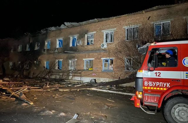 Ruský útok zasiahol nemocnicu v Charkovskej oblasti. Letecké bomby poškodili fasádu, okná aj strechu (video)