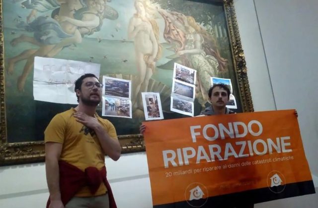 Klimatickí aktivisti opäť v akcii. Na Botticelliho Zrodenie Venuše prilepili fotky so záplavami (video)