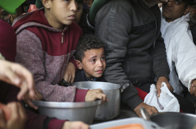 Spojené štáty zhodili do Pásma Gazy prvú potravinovú pomoc, uviedol Biden
