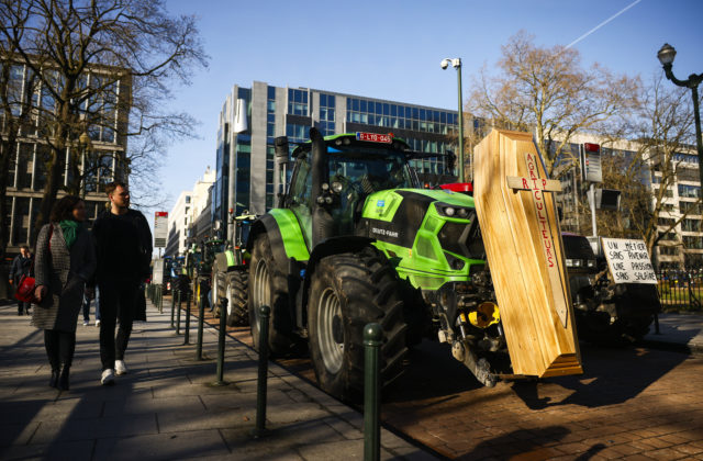 Farmári s traktormi zablokovali hlavné cestné priechody na hraniciach s Belgickom a Holandskom