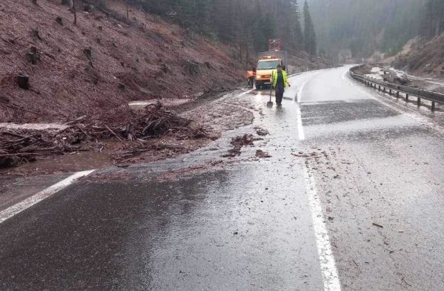 Na cestu Donovaly smer Korytnica sa zosunul svah (foto)