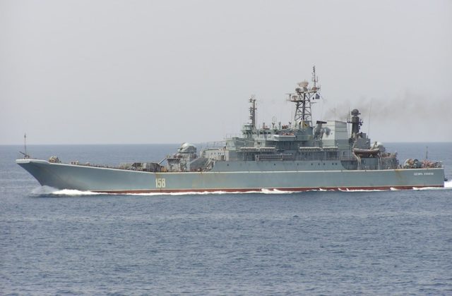 Ruskú loď Cezar Kunikov zasiahli námorné drony Magura V5, údajne sa potopila (video)