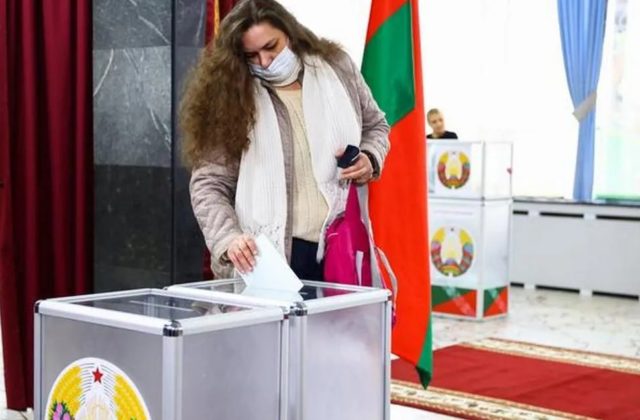 Bieloruské úrady oznámili, že v parlamentných voľbách hlasovalo 73 percent voličov. Podľa opozície išlo o frašku