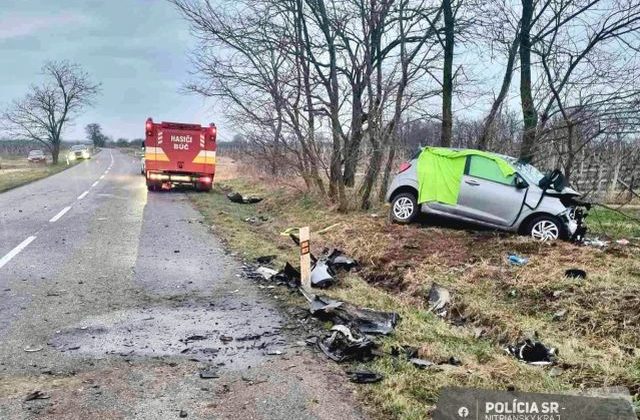 Vodič dostal šmyk a vrazil do protidúceho auta, nehodu neprežila 34-ročná žena (foto)