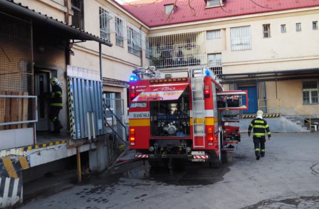 Vo Fakultnej nemocnici v Trnave horeli sklady, na mieste zasahovalo 11 hasičov (foto)