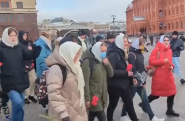 Manželky ruských vojakov žiadajú návrat mužov z Ukrajiny, polícia na proteste v Moskve zatkla desiatky ľudí (video)