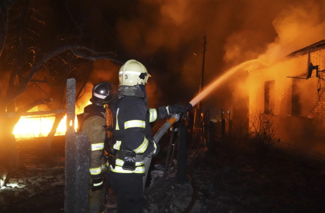 Útok dronov zasiahol benzínovú pumpu v Charkove a spôsobil požiar, medzi obeťami sú aj deti (video+foto)