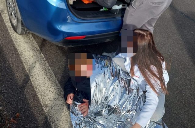 V koľajisku električiek v Dúbravke ležala zranená žena, pomohli jej policajti z kriminálky (foto)