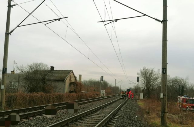 V Ivanke pri Dunaji zahynul po zrážke vlakom starší pán, pohybujúci sa s paličkou