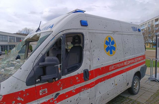 V Prešove otvorili výstavu mapujúcu vojnu na Ukrajine, súčasťou je zbierka humanitárnej pomoci (foto)