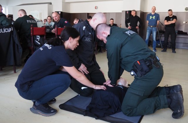 Policajti z Trnavského kraja absolvovali školenie o používaní automatických externých defibrilátorov (foto)