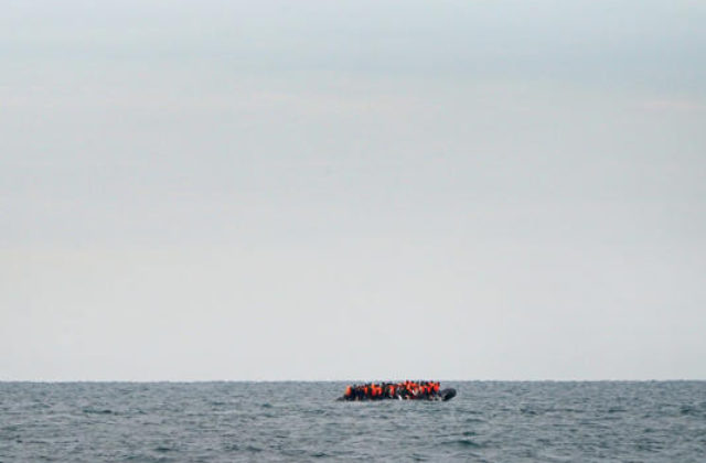 V Lamanšškom prielive zomrelo dievčatko po tom, keď sa prevrátil čln s migrantmi smerujúcimi do Spojeného kráľovstva
