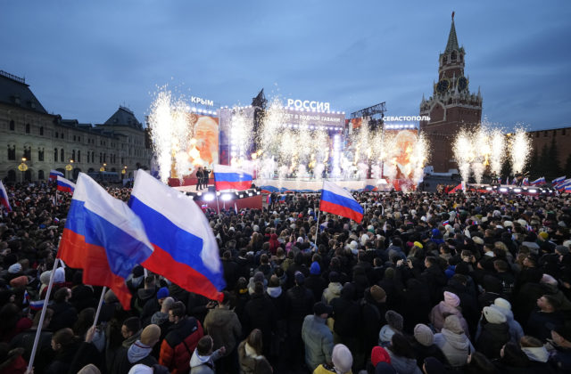 Rusi slávia 10. výročie nelegálnej anexie Krymu, na Červenom námestí vystúpil aj Putin (foto)