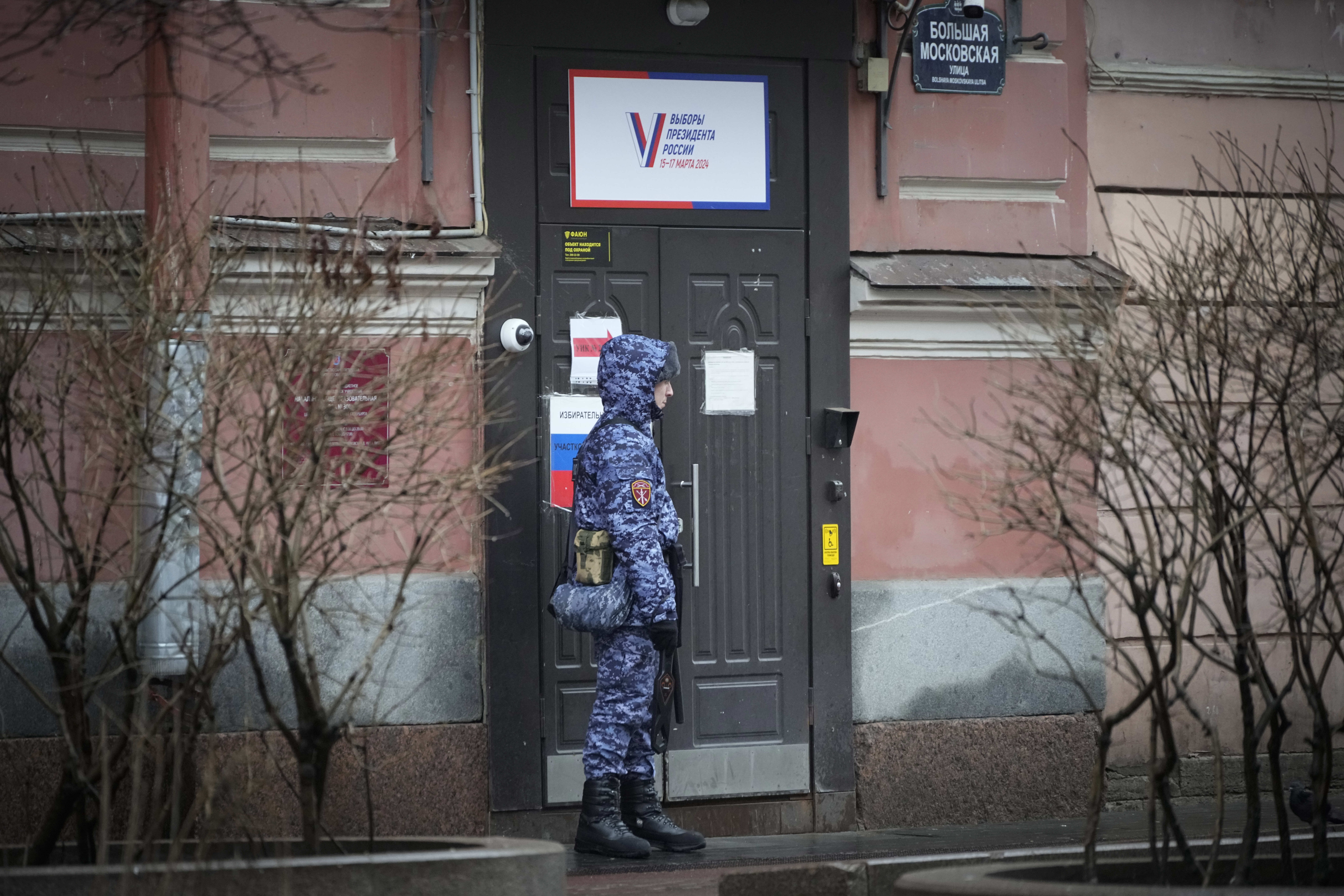 Rusi počas volieb zaznamenali najmenej šesť prípadov vandalizmu a niekoľko pokusov o podpálenie volebných miestností