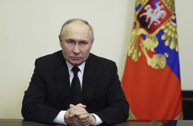 Putin označil útok v Moskve za barbarský teroristický čin, naďalej podozrieva Ukrajinu z napomáhania