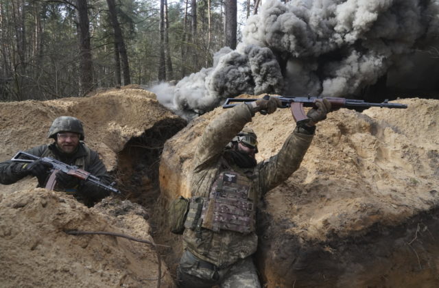 Zákaz používať americké zbrane voči cieľom na ruskom území oslabuje obranu Ukrajiny, tvrdia vojenskí analytici