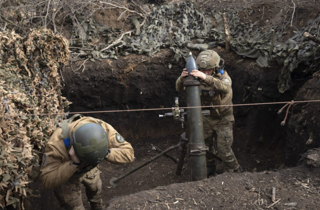 Rusi môžu využiť nedostatok munície ukrajinských vojsk na náhly prielom, obávajú sa analytici