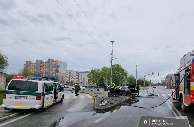 Vo Vrakuni sa zrazili tri autá. V jednom z nich boli tri deti, skončili v nemocnoci (foto)