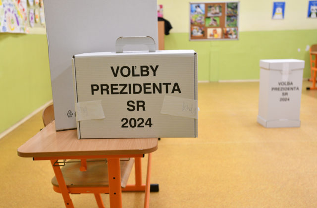 Nevhodný nápis na tričku či odvolenie za inú osobu. Počas volebného dňa zaznamenala polícia 24 podaní od občanov a riešila päť priestupkov