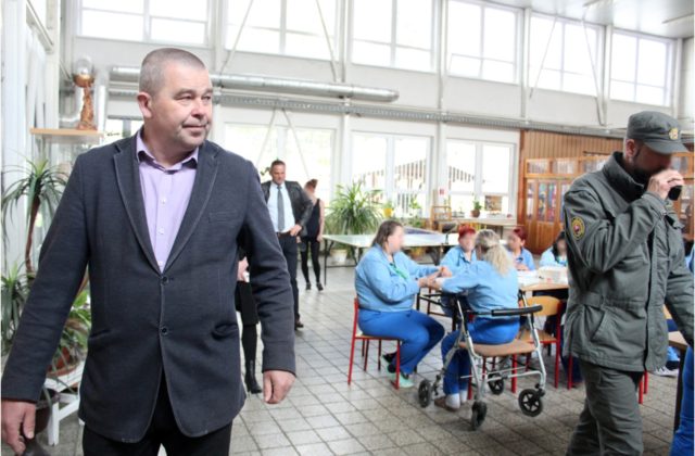 Štátny tajomník Sedliak rozbehol sériu návštev v slovenských väzniciach, prvou zastávkou bol ústav v Sučanoch (foto)