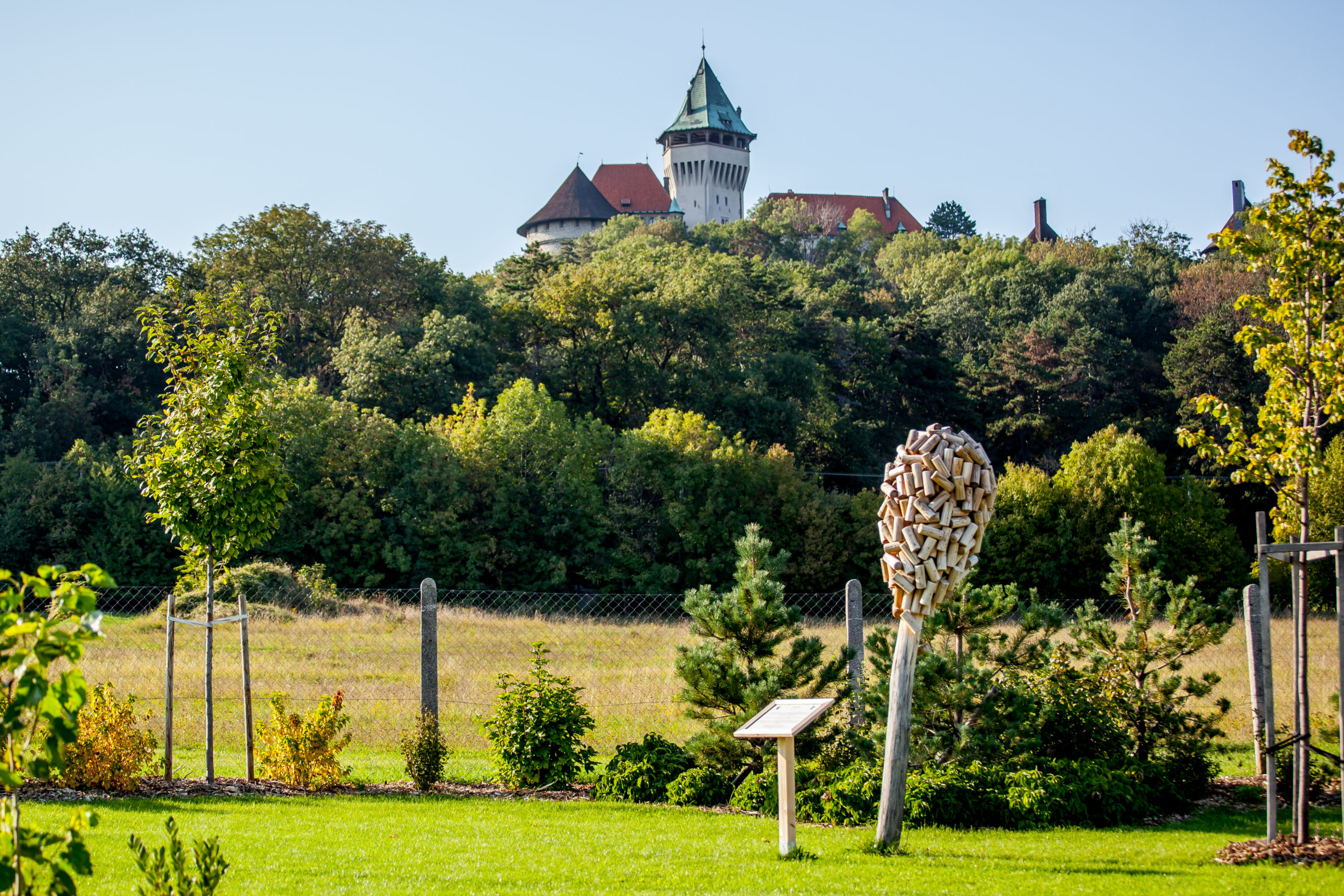 V∞huad na smolenick∞ zamok z vƒeloviny_zdroj vƒelovina.jpg