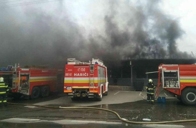 Hasiči zasahovali pri požiari pneuservisu a skladu pneumatík v Rimavskej Sobote, momentálne lokalizujú ohniská