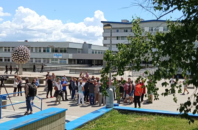 Fica prišla pred Rooseveltovu nemocnicu v Banskej Bystrici podporiť asi stovka ľudí (video+foto)