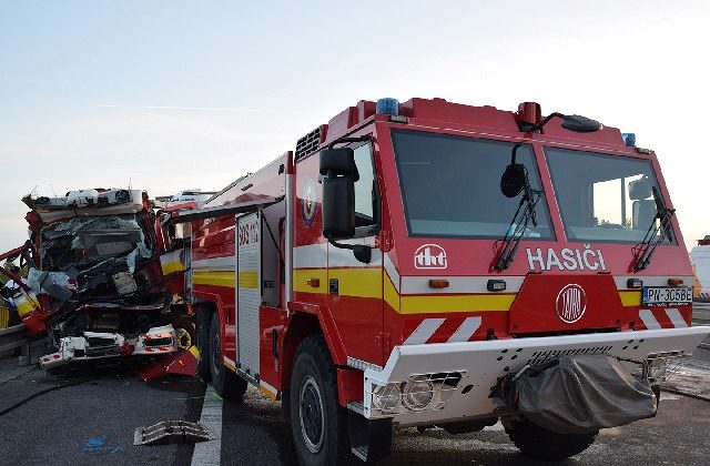 Obvinili vodiča nákladného vozidla, ktoré na diaľnici D1 narazilo do hasičov