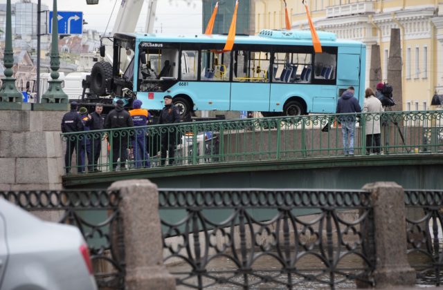 V Petrohrade sa z mosta do rieky zrútil autobus, pri nehode zomreli najmenej traja ľudia (video)