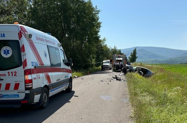 Na ceste zo Sniny na Zemplínske Hámre sa čelne zrazili dve autá, u jedného z vodičov figuroval alkohol (foto)