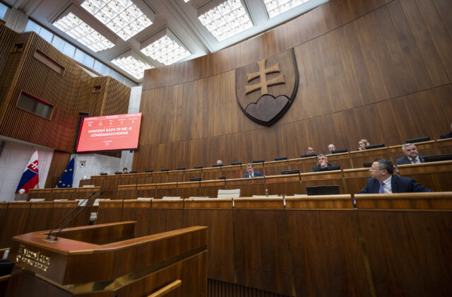 O odvolaní Suska a Šimkovičovej poslanci nehlasovali, parlament nebol uznášaniaschopný