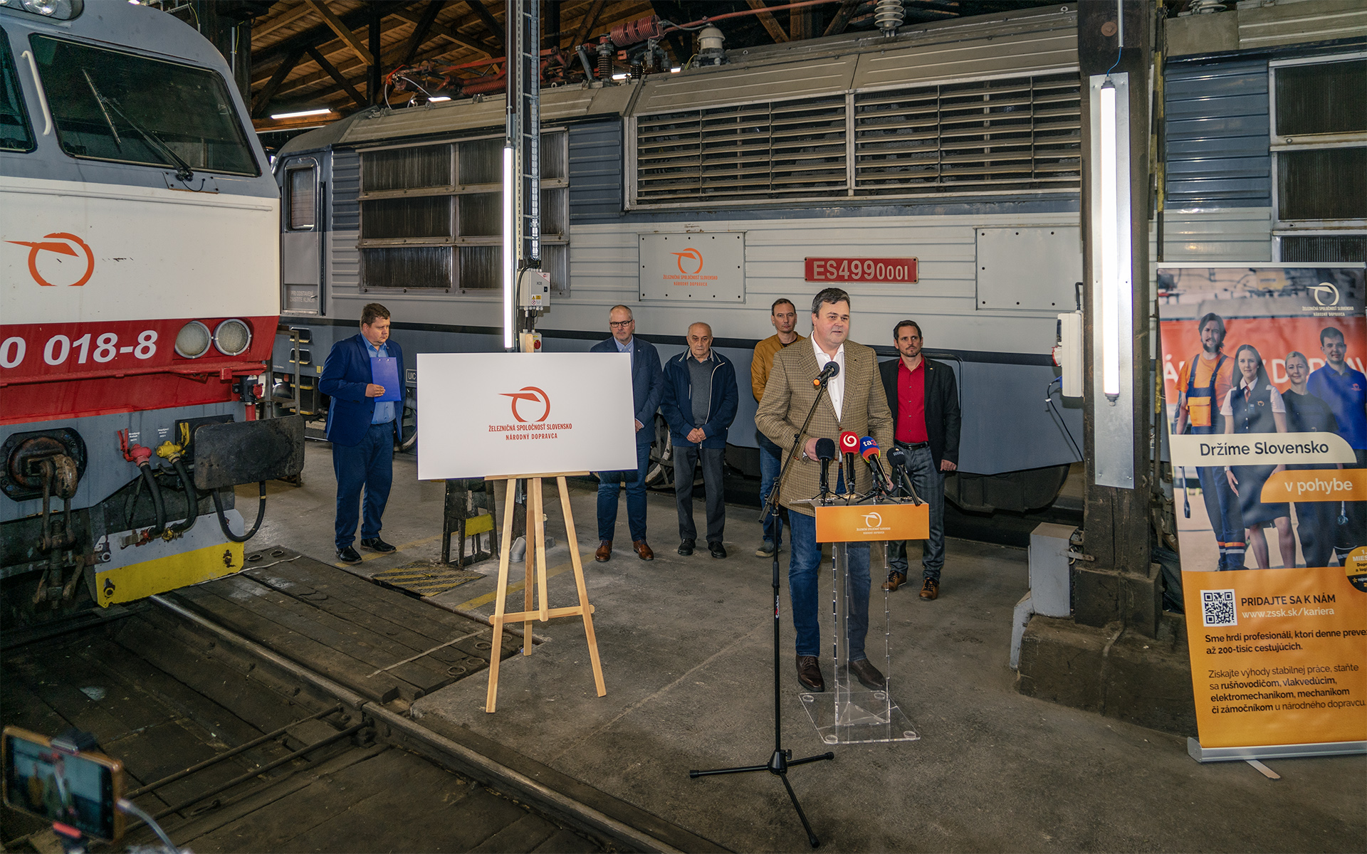Predstavenstvo zssk spolu s hostami na tlacovej konferencii pri prilezitosti rozlucky s rusnami s prezyvkou gorila.jpg