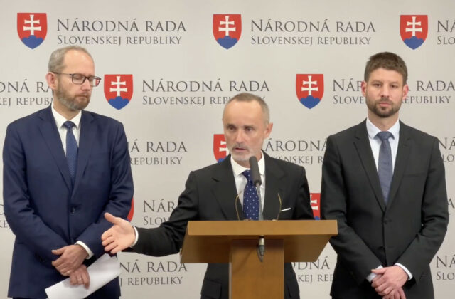 Ministerstvo obrany má historicky najvyšší rozpočet, plány na modernizáciu aj tak stoja, upozorňuje Bátor (video)