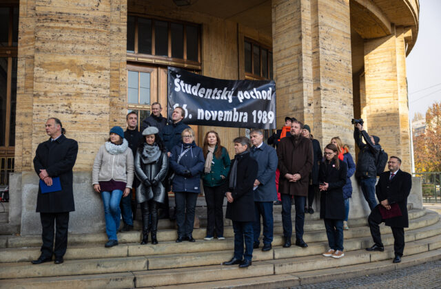 Viac ako polovica Slovákov považuje za najväčší prínos Nežnej revolúcie práve možnosť voľne cestovať