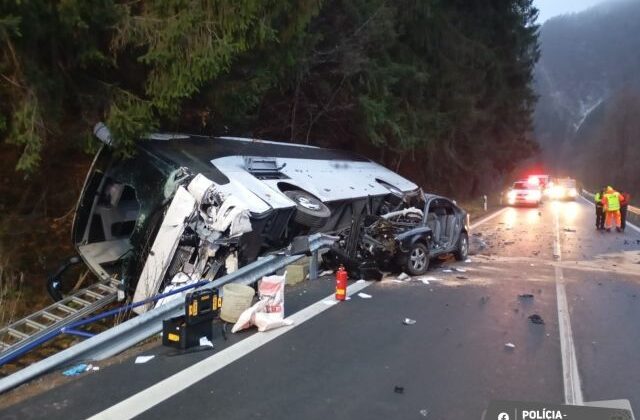 Pri Párnici došlo k vážnej nehode autobusu s autom, cesta je prejazdná len v jednom pruhu (foto)