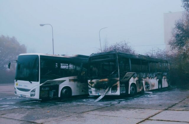 V Poltári vyhoreli dva autobusy patriace SAD Lučenec, škoda bola odhadnutá na 200-tisíc eur (foto)