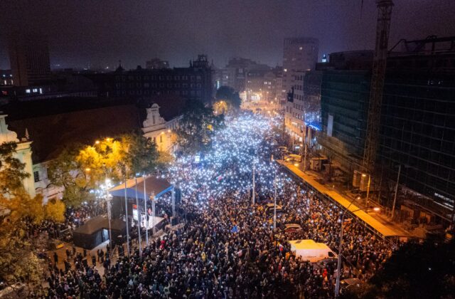 Dav kričal dosť bolo Fica a Korčok poslal vláde odkaz. V Bratislave protestovalo 17-tisíc ľudí (video)