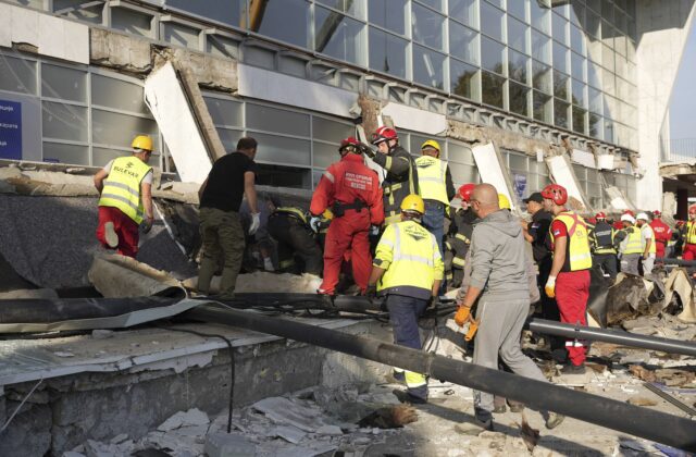 Nad vchodom do železničnej stanice sa zrútila betónová strecha, zahynulo najmenej 14 ľudí (foto)