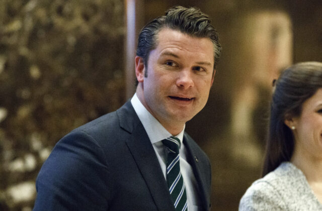 Ministrom obrany USA má byť spolumoderátor Fox News Channel Pete Hegseth