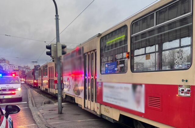 Dôchodkyňu v Bratislave zrazila električka, cez priechod pre chodcov prechádzala na červenú (foto)