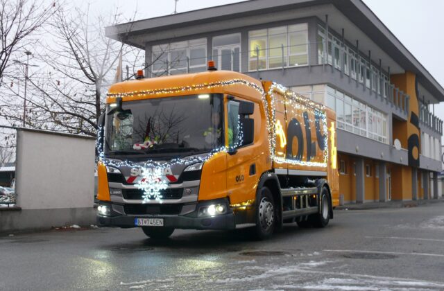 Do ulíc hlavného mesta vyráža vianočné smetiarske auto – FOTO