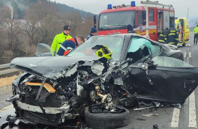 Cudzinec v Bentley obiehal kolónu a vrazil do oproti idúceho auta. Vodič Fordu zrážku neprežil – FOTO